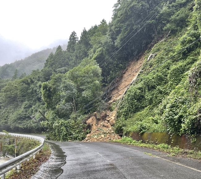 土砂崩れで全面通行止めとなった県道＝１１日午後、島根県吉賀町椛谷（県提供）