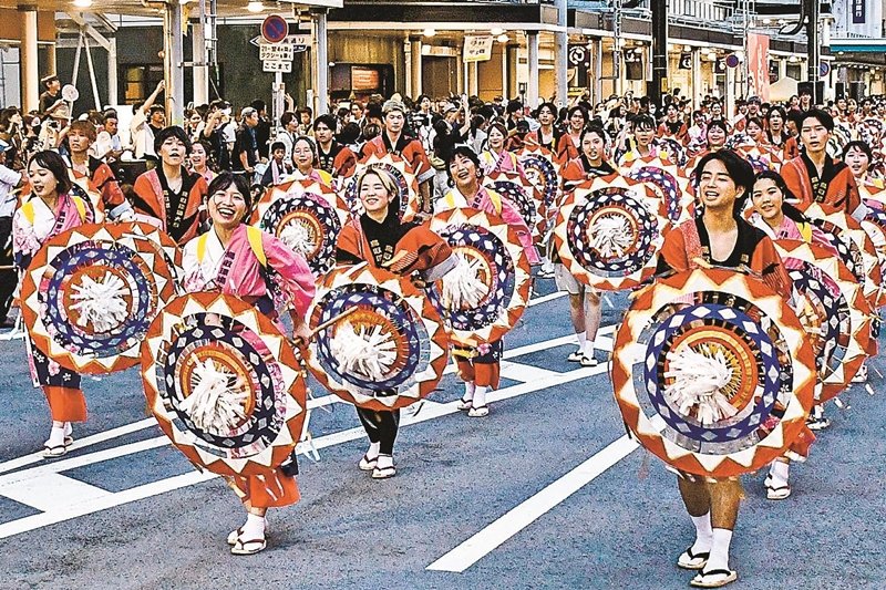 若桜街道に一斉美戻る 鳥取しゃんしゃん祭 | 山陰中央新報デジタル