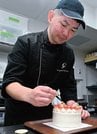 
          
ケーキの盛り付けをする赤堀長行さん＝出雲市渡橋町、グランシェノン
        