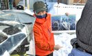 雪崩発生の想定箇所や捜索状況について説明する井上将地域課長＝鳥取県大山町大山