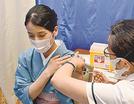 〓（?）日、神戸市の有馬温泉で新型コロナウイルスワクチンの職場接種を受ける女性