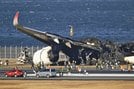 羽田空港のＣ滑走路で海上保安庁の航空機と衝突して炎上し、焼け焦げた日航機＝４日午後２時