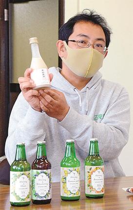開発したサワーと濁り酒を紹介する山口厳雄工場長