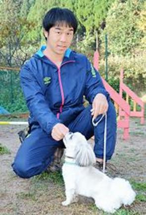 「犬からの発信を受け止めてやり、気持ちのキャッチボールをすることが、人と犬が幸せに暮らすために大切です」と犬のトレーニングに取り組む竹内聖博さん＝松江市古志町