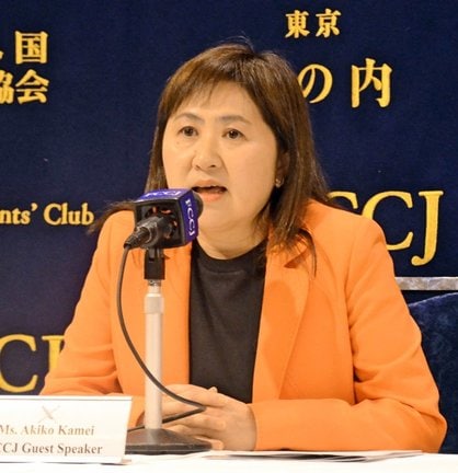 「今の自民党は国民に寄り添っていない」と批判する亀井亜紀子氏＝東京都千代田区、日本外国特派員協会