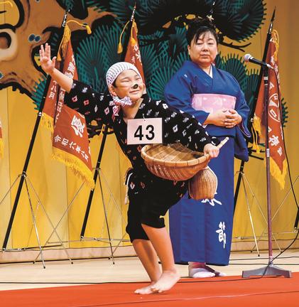ユーモラスにどじょうすくい踊りを披露する出場者＝安来市飯島町、アルテピア