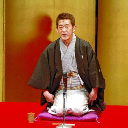 隠岐の思い出を踏まえた話芸で会場を沸かせた三遊亭楽太郎時代の円楽さん＝２００９年２月２５日、島根県隠岐の島町西町、隠岐島文化会館