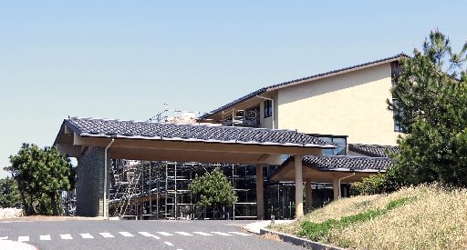高級旅館「界　出雲」への改装工事が続く旧宿泊施設＝出雲市大社町日御碕