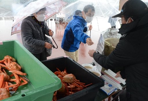 ベニズワイガニの雑炊を買い求める来場者＝安来市穂日島町、中海ふれあい公園
