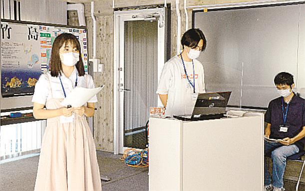 報道機関向けに竹島問題について解説する島根県立大の学生＝松江市殿町、竹島資料室
