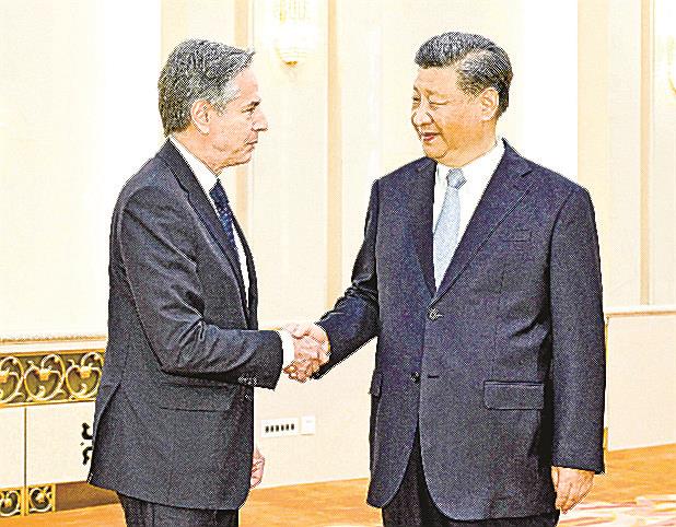握手するブリンケン米国務長官(左)と中国の習近平国家主席=19日、北京(新華社=共同)