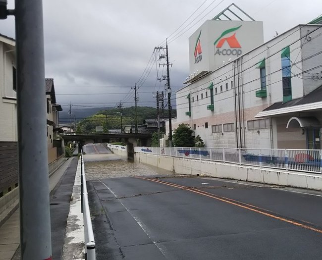 玉湯町で道路が冠水