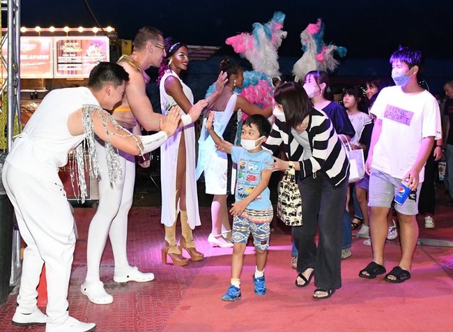 最終公演を楽しんだ観客を見送るパフォーマーたち＝９月18日、松江市学園南１丁目の旧島根県立プール跡地広場特設大テント