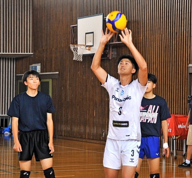 高校生にトスのこつを伝える中村駿介選手（中央）＝松江市八束町波入、八束体育館