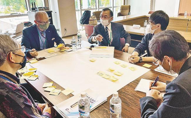 議会の役割などについて語り合う市議や市民＝江津市江津町、市役所