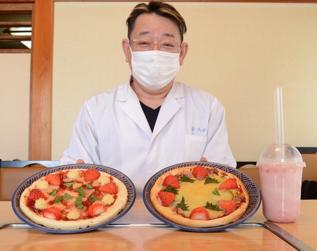 新作料理を披露する池田純店主。左からいちごスイーツピザ、いちごピザ、いちご甘酒シェイク＝安来市南十神町、定九郎
