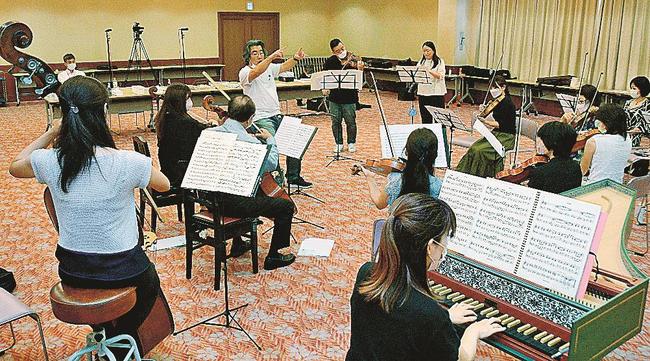 １０月の旗揚げ公演に向けて練習するオロチの路ユースオーケストラの楽員たち＝雲南市木次町里方、チェリヴァホール