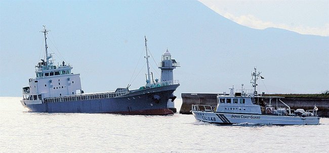 護岸に乗り上げた貨物船「大泰丸」（左）＝３１日午前７時３６分、松江市美保関町福浦付近から撮影