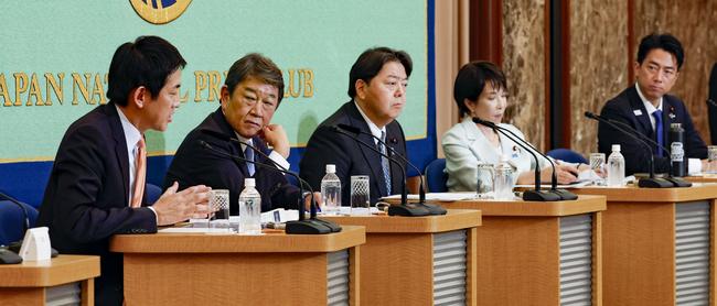 自民党総裁選の立候補者討論会に臨む(左から)小林元経済安保相、茂木前幹事長、林官房長官、高市前経済安保相、小泉農相=24日、東京・内幸町の日本記者クラブ