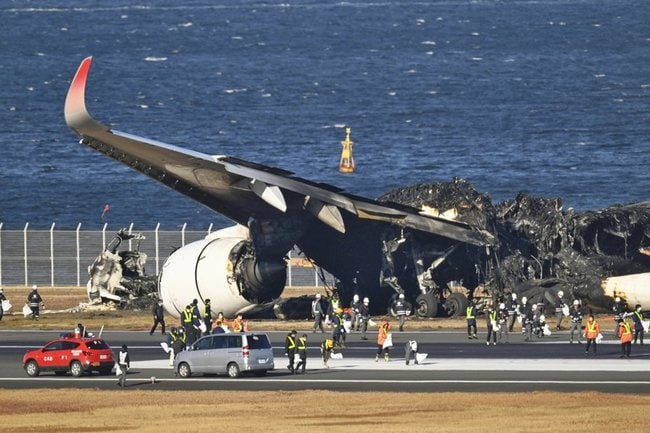 羽田空港のＣ滑走路で海上保安庁の航空機と衝突して炎上し、焼け焦げた日航機＝４日午後２時
