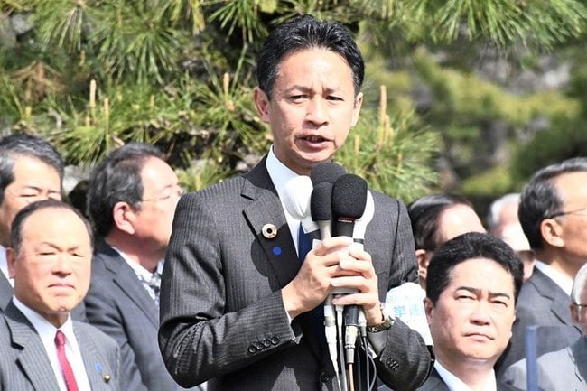 自民候補の第一声で応援マイクを握る公明党の谷合正明参院幹事長（中央）＝１６日、松江市殿町、島根県庁前