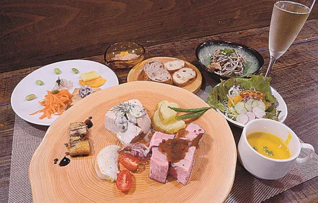 洋風居酒屋のプレイベントで提供されたコースメニュー＝大田市大田町