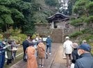 ７代治郷（はるさと、号・不昧＝ふまい）の墓の前で
