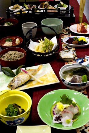 昭和天皇にちなんだ献立の会席料理（保性館提供）