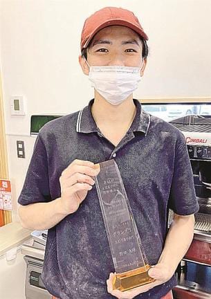 全国和菓子技術コンテストでグランプリを受賞した野田大晴さん＝出雲市斐川町直江、福泉堂