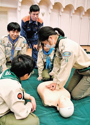 胸骨圧迫の練習をする参加者＝出雲市小境町、島根県立青少年の家「サン・レイク」