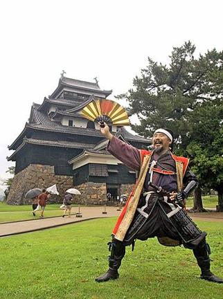 国宝・松江城天守のＰＲに励む本間亀二郎隊長