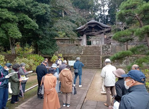 ７代治郷（はるさと、号・不昧＝ふまい）の墓の前で