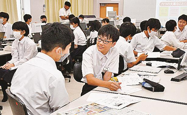 ２人一組でインタビューを行う生徒＝大田市仁摩町仁万、大田西中学校
