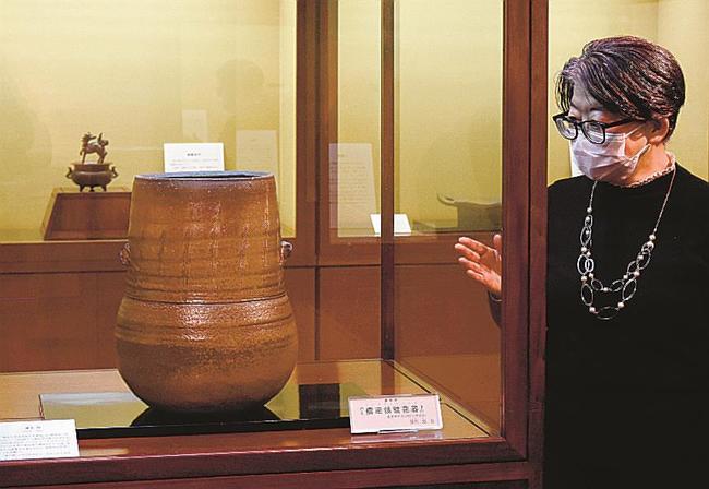 「擂座線紋花器」（手前）などの備前焼が並ぶ展示室＝安来市広瀬町布部、市加納美術館