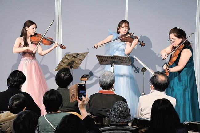美しいメロディーを奏でる「トリオ・ベル」の3人=松江市西津田6丁目、さんびる文化センタープラバホール