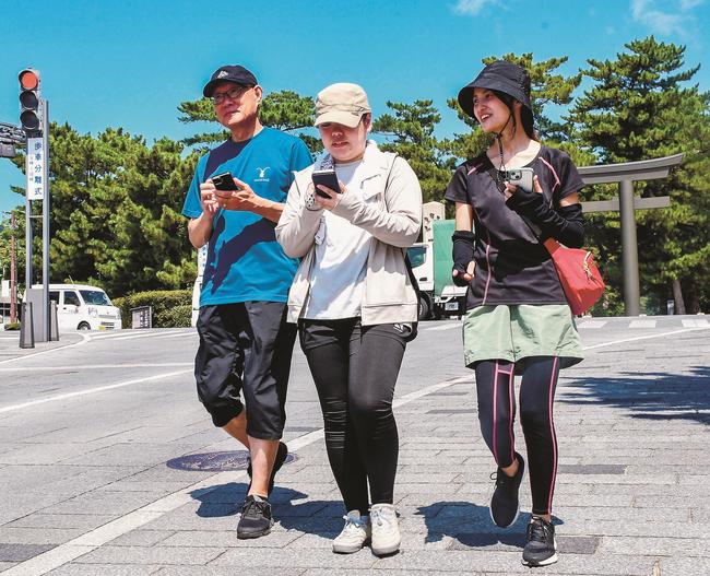 謎解きしながら神門通りを歩く参加者＝出雲市大社町杵築南