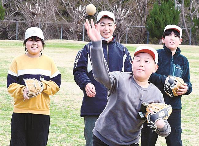 大谷翔平選手から贈られたグラブでキャッチボールする児童＝松江市鹿島町手結、恵曇小学校