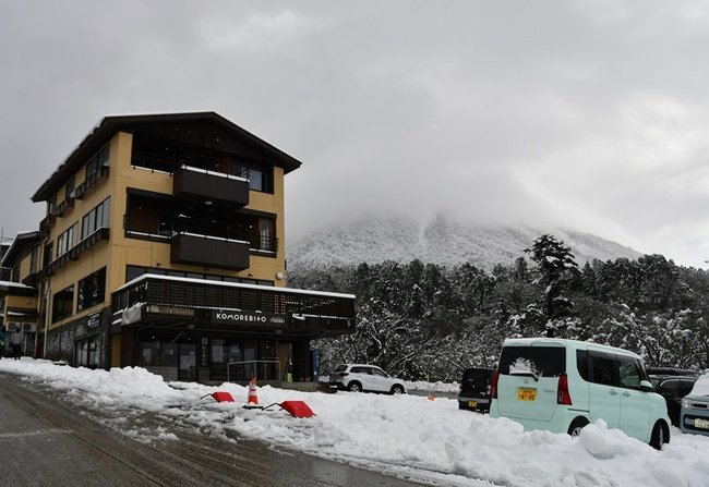 厚い雲に包まれた大山=鳥取県大山町大山