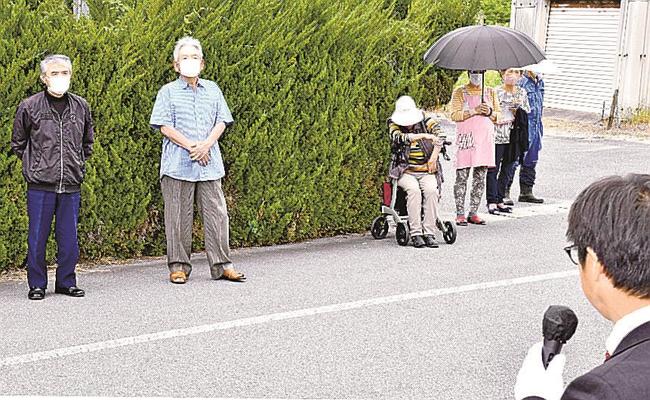 市長選立候補者の演説に耳を傾ける市民たち＝江津市内