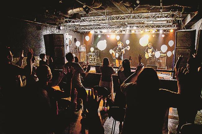 人数制限をかけるライブハウス。地域の音楽文化を守ろうと、厳しいながらも運営を続けている＝米子市道笑町１丁目、米子ラフズ