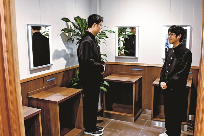 新設されたパウダーコーナーを見学する出雲養護学校の生徒＝出雲市斐川町学頭、道の駅「湯の川」