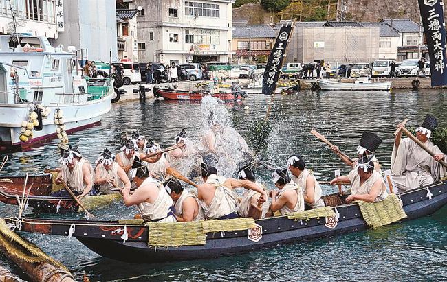 勢いよく海水を掛け合う氏子たち＝松江市美保関町美保関