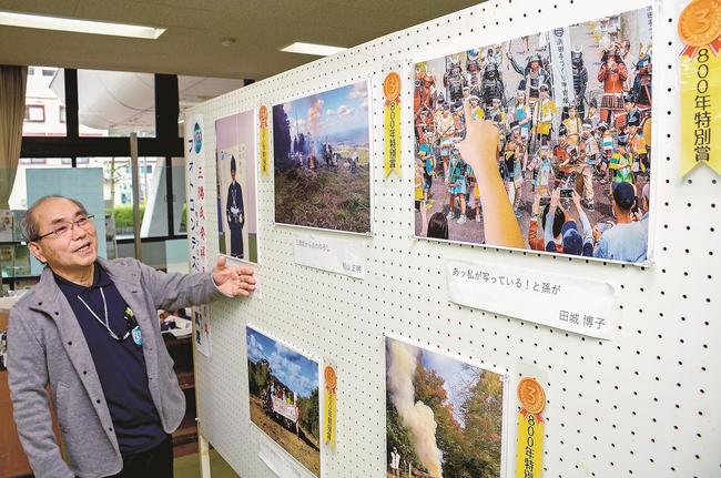 フォトコンテストの受賞作品を紹介する田城謙二郎さん＝浜田市三隅町三隅、市三隅支所