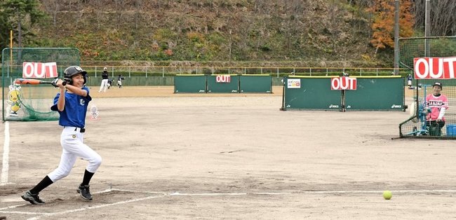 思い切り良くバットを振る参加者＝雲南市加茂町神原、加茂中央公園スポーツの丘野球場