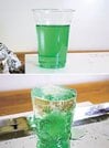 
          
（上）プラスチックカップに色水を入れます（写真の色は食用色素（しきそ））。（下）凍る時に不純物を押しのけようとする水の性質を利用して、ゆっくり凍らせると、色と水はきれいに分かれます（新潟県立自然科学館提供）
        