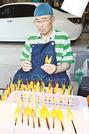 宗うきを製作する正田宗雄さん。視認性を重視してシンプルな塗装を心がける＝島根県邑南町中野