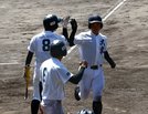  【一回戦・大東ー宇部工業】７回裏大東１死一塁、神庭楽人が右越えの本塁打を放ち７ー１とする＝島根県立浜山公園野球場