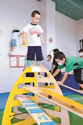 キッズルームで遊ぶ子どもたち=益田市乙吉町、市民体育館