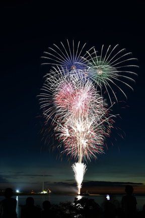 高津川河口で打ち上げられた花火=益田市中島町から撮影