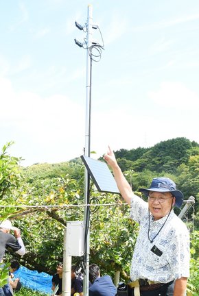 高周波音を出す装置を説明する辻維周特担教授＝安来市吉佐町
